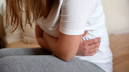 Une femme souffrant de douleurs abdominales et pelviennes dues à l'endométriose (Image d'illustration). (YVES SALVAT / MAXPPP)