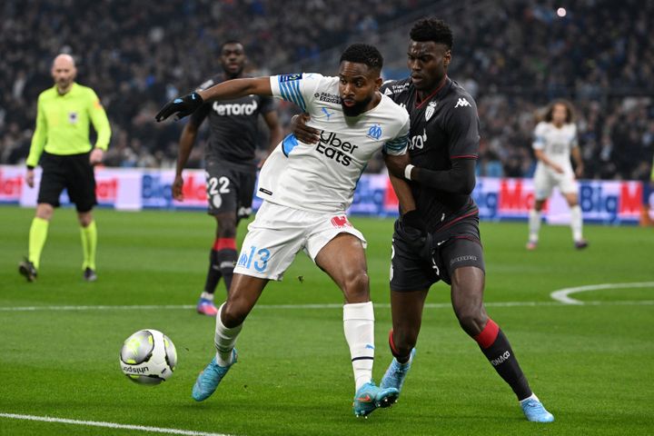 Le duel entre Cédric Bakambu et Benoit Badiashile lors de Marseille - Monaco, en Ligue 1 au Stade Vélodrome, le 6 mars 2022.&nbsp; (CHRISTOPHE SIMON / AFP)