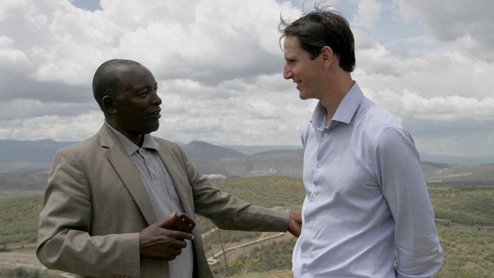 &nbsp; (Goeffrey Muchemi, directeur KenGen d'Olkaria, et Arthur Honoré de l’AFD © Radio France / CB)