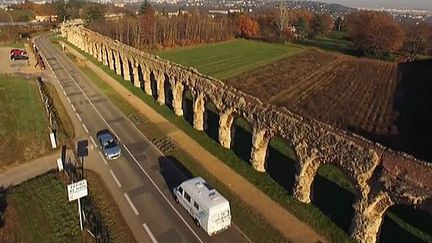 La plus longue partie encore debout de l'aqueduc du Gier avec 72 arches se dresse à Chaponost dans le Rhône.
 (culturebox - capture d&#039;écran)