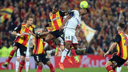 A l'image de ce duel entre le Lensois Fortuné et le capitaine sochalien Teiku, les deux équipes se sont livrées un beau duel. (COURBE / MAXPPP)