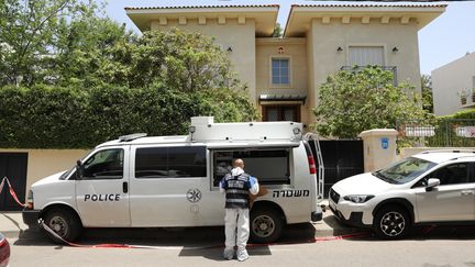 Un véhicule&nbsp;de police israélienne,&nbsp;le 17 mai 2020 à Tel Aviv, devant la résidence de l'ambassadeur de Chine en Israël, Du Wei, retrouvé mort chez lui. (ABIR SULTAN / EPA)