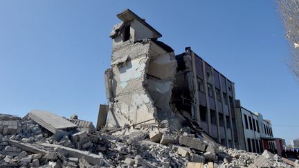 Une photo prise le 23 mars 2022 montre une école détruite par un bombardement aérien russe à Kharkiv, en Ukraine. (SERGEY BOBOK / AFP)