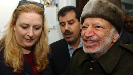 Yasser Arafat (&agrave; droite), le 29 octobre 2004 &agrave; Ramallah (Palestine), &nbsp;quelques jours avant sa mort. (HUSSEIN HUSSEIN / PPO)