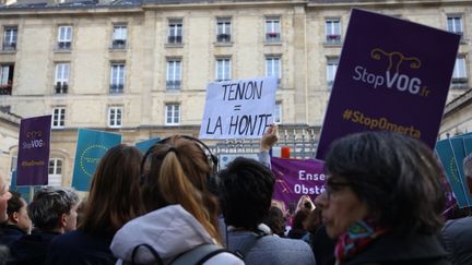 Manifestation contre les violences gynécologiques devant l’hôpital Tenon de Paris, le 2 octobre 2021, après l’ouverture d’une enquête pour viol le contre le professeur Emile Daraï. (OLIVIER ARANDEL / MAXPPP)