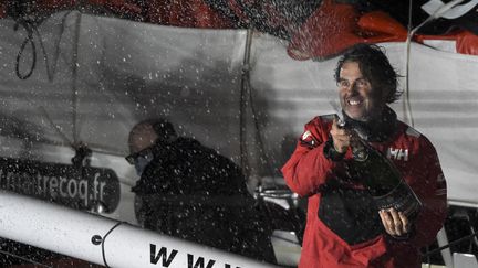 Après 80 jours passés en mer,&nbsp;Yannick Bestaven en a oublié les bonnes manières. En pleine nuit du 28 janvier 2021,&nbsp;le vainqueur du Vendée Globe gâche une bouteille de champagne à son retour au port des Sables-d'Olonne. (SEBASTIEN SALOM-GOMIS / AFP)