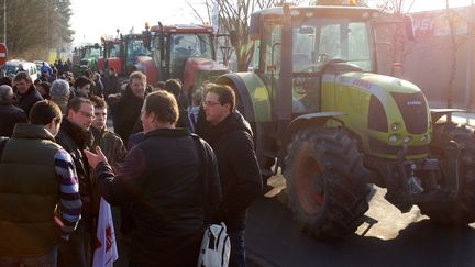 &nbsp; (A Arras, des dizaines de tracteurs se sont postés devant la Direction Départementale des Territoires et de la Mer © MaxPPP)