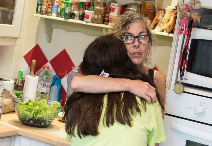 Moment de complicité entre Isabelle&nbsp;et Sarah, avant de se mettre à table, le 17 juin 2019.&nbsp; (YANN THOMPSON / FRANCEINFO)