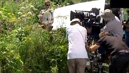 Jean-Philippe Macchioni et son équipe en plein tournage au milieu des ombellifères
 (France3 / Culturebox)