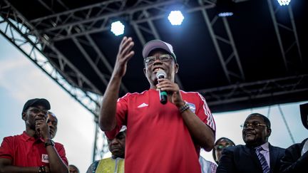 Maurice Kamto,&nbsp;président du Mouvement pour la renaissance du Cameroun (MRC), prononce un discours lors d'un meeting à Yaoundé (Cameroun), le 30 septembre 2018. (MARCO LONGARI / AFP)