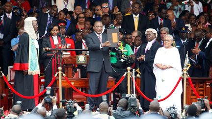 Réélu à la présidentielle d'octobre boycottée par l'opposition, M.Kenyatta a prêté serment sous les vivas des 60.000 personnes rassemblées dans un stade de la capitale Nairobi, en présence de 13 chefs d'Etat, principalement africains. Au matin du 28 novembre, la police a bouclé un terrain du sud-est de Nairobi où l'opposition, qui a boycotté l'élection d'octobre, entendait organiser son propre rassemblement. Quand quelque 200 partisans de l'opposant Raila Odinga ont tenté de se rendre sur les lieux, la police a répondu à coups de gaz lacrymogène et par des tirs de semonce. (Batz Ratner/reuters)