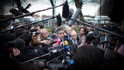 Le candidat à la présidentielle François Fillon devant la presse avant un meeting à Compiègne (Oise), le 15 février 2017. (MAXPPP)