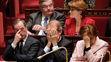 Le ministre de l'Int&eacute;rieur Claude Gu&eacute;ant (G), le ministre de la D&eacute;fense G&eacute;rard Longuet (C) et la&nbsp;ministre des Solidarit&eacute;s et de la Coh&eacute;sion sociale Roselyne Bachelot (D) lors des questions au gouvernement &agrave; l'assembl&eacute;e nationale &agrave; Paris, le 20 d&eacute;cembre 2011. (MAXPPP)