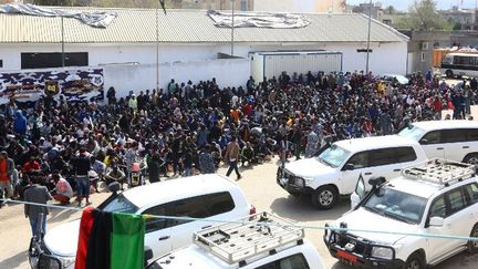 Des centaines de migrants africains rassemblés à la section de Tripoli de l'autorité anti-immigration clandestine, le 22 mars 2017. (MAHMUD TURKIA/AFP)