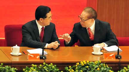 Le pr&eacute;sident sortant, Hu Jintao (&agrave; g.), et son pr&eacute;d&eacute;cesseur, Jiang Zemin (&agrave; dr.), ici &agrave; P&eacute;kin en 2008, sont &agrave; la t&ecirc;te de deux factions rivales du Parti communiste chinois. (FREDERIC J. BROWN / AFP)