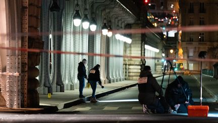 Des policiers sur le pont de Bir-Hakeim, à Paris, le 3 décembre 2023, quelques heures après une attaque au couteau qui a fait un mort. (GAUTHIER BEDRIGNANS / HANS LUCAS / AFP)