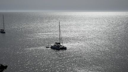 Un voilier au large d'Hyères (Var), le 6 avril 2024 dans la mer Méditerranée. (MAGALI COHEN / HANS LUCAS / AFP)