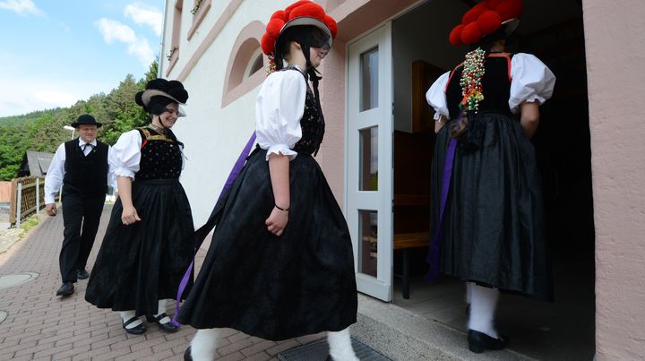 Des &eacute;lecteurs arrivent au bureau de vote d'Hornberg-Reichenbach, en Allemagne, en costume traditionnel, le 25 mai 2014.&nbsp; (PATRICK SEEGER / REUTERS)