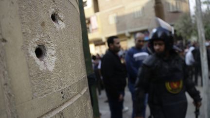 Des impacts de balles à l'entrée de l'église Saint Mina à Helouane (Egypte), le 29 décembre 2017.&nbsp; (IBRAHIM EZZAT / NURPHOTO / AFP)