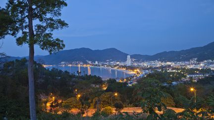 La plage de Patong &agrave; Pukhet (Tha&iuml;lande), sur laquelle &eacute;tait situ&eacute;e la discoth&egrave;que qui a br&ucirc;l&eacute; le 17 ao&ucirc;t 2012. (GARDEL BERTRAND / HEMIS.FR / AFP)