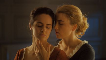 Noémie Merlant et Adèle Haenel dans "Portrait de la jeune fille en feu" de Célime Sciamma (Pyramide Films)