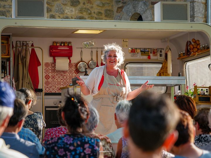 Marie Boudet sur scène dans "La cuisine des auteurs", le 18 juin 2022 à Campuac (Aveyron) (Jean-Philippe Catusse)