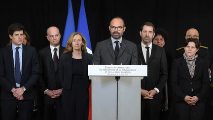 Le Premier ministre Edouard Philippe entouré de plusieurs des membres de son gouvernement, lors d'une conférence de presse à Strasbourg le 11 avril 2019 (FREDERICK FLORIN / AFP)