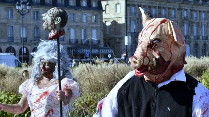 La "Zombie Walk" sur les quais de la Garonne à Bordeaux.
 (GEORGES GOBET / AFP)