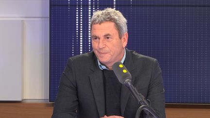 Le réalisateur et journaliste Michel Peyrard a recueilli le témoignage d'anciens otages qui tous partagent une forme de résilience. (FRANCEINFO / RADIOFRANCE)