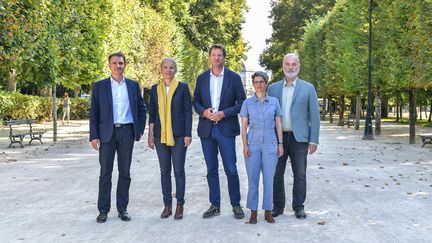 Les candidats à la primaire écologiste pour la présidentielle 2022, Eric Piolle, Delphine Batho, Yannick Jadot, Sandrine Rousseau et Jean-Marc Governatori, à Poitiers (Vienne) le 20&nbsp;août 2021. (HARSIN ISABELLE  / NOSSANT / SIPA)