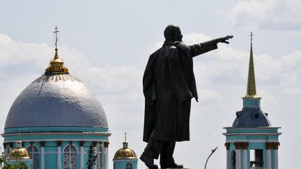 Une statue de Lénine, le fondateur de l'Union soviétique, devant la cathédrale Znamensky de Moscou, le 28 mai 2023. (OLGA MALTSEVA / AFP)