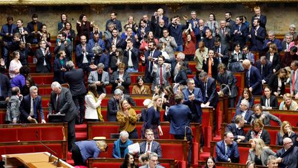 Les députés de la Nupes célèbrent l'adoption de la motion de rejet préalable du projet de loi immigration, le lundi 11 décembre à l'Assemblée. (LUDOVIC MARIN / AFP)