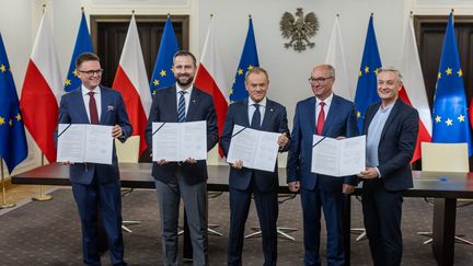 Les leaders de l'opposition polonaise, avec notamment Donald Tusk (au centre), après la signature d'un accord de gouvernement, le 10 novembre 2023 à Varsovie (Pologne). (WOJTEK RADWANSKI / AFP)