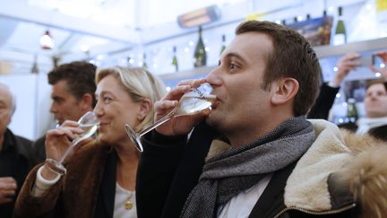 Florian Philippot (au 1er plan), num&eacute;ro 2 du FN, sur un march&eacute; de No&euml;l &agrave; Paris, le 22 d&eacute;cembre 2014.&nbsp; (KENZO TRIBOUILLARD / AFP)