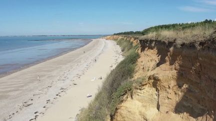 Sur la côte bretonne, les falaises de&nbsp;Pénestin&nbsp;dans le Morbihan, couvertes de galets minuscules, scintillent sous le soleil.&nbsp;France 2 a visité ce lieu unique en Europe.  (FRANCE 2)