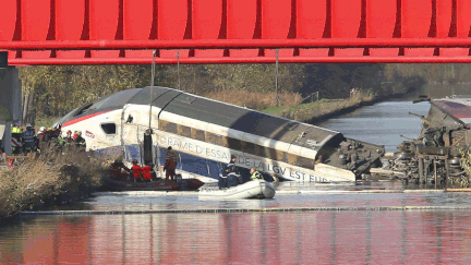 &nbsp; (Le TGV en phase d'essai avait déraillé le 14 novembre © MaxPPP)