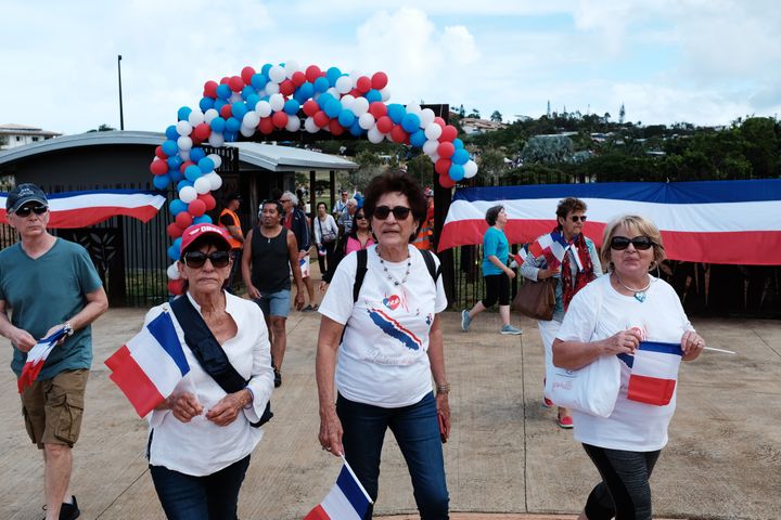 Des militants pour le "non" à l'indépendance lors d'un pique-nique de lancement de la campagne des loyalistes, le 19 juillet 2020, à Nouméa. (THEO ROUBY / HANS LUCAS / AFP)