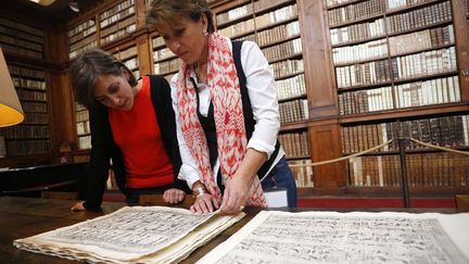 Vannina Schirinski-Schikhmatoff (à gauche), chargée de mission restauration et conservation à la bibliothèque, accompagnée d'Elisabeth Perie, la directrice du lieu, raconte qu'«en faisant le tour des bibliothèques mondiales, on a pu en déduire que j'avais trouvé le huitième». Son rêve: réunir tous ces traités dont l'un se trouve à la BNF, un autre à la bibliothèque centrale du Muséum d'histoire naturelle de Paris et un troisième en Poméranie (Allemagne). Pour les autres, Mme Schirinski-Schikhmatoff se dit prête à se lancer dans «une enquête à la Sherlock Holmes».

	  (Pascal POCHARD-CASABIANCA / AFP)