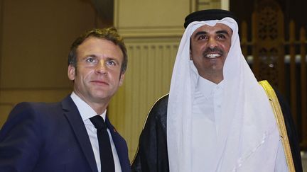 L'émir du Qatar&nbsp;Sheikh Tamim bin Hamad Al-Thani reçoit Emmanuel Macron à Doha le 3 décembre 2021. (THOMAS SAMSON / AFP)