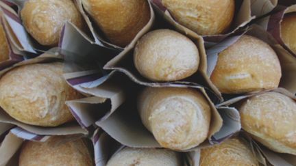 "La France craint une crise de la baguette depuis que les boulangers sont autoris&eacute;s &agrave; prendre des vacances", titre le "Telegraph".&nbsp; (SANTI VISALLI / GETTY IMAGES)