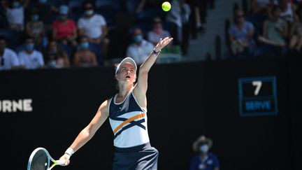 Barbora Krejcikova au service lors de son huitième de finale victorieux contre Victoria Azarenka à Malbourne, dianche 23 janvier.&nbsp; (RECEP SAKAR / ANADOLU AGENCY)