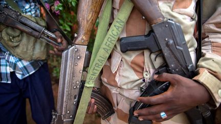 Un combattant de la milice armée 3R, l'un des 14 groupes rebelles signataires de l'accord de paix du 6 février 2019, le huitième depuis 2013 (photo prise le 17 avril 2017). (BAZ RATNER / REUTERS)