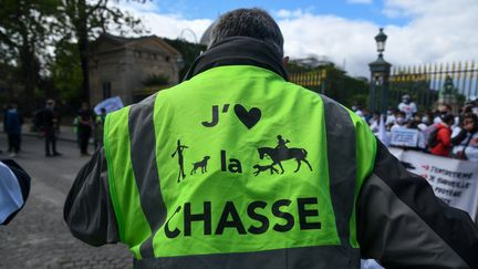 Une manifestation pour défendre la pêche et la chasse, le 22 mai 2021 à Paris. (JEROME LEBLOIS / HANS LUCAS)