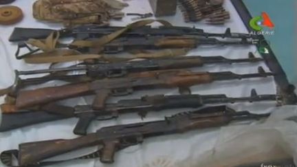 Les armes des preneurs d'otages d'In Amenas saisies par l'arm&eacute;e alg&eacute;rienne, le 19 janvier 2013. (CANAL ALGERIE / FRANCETV INFO)