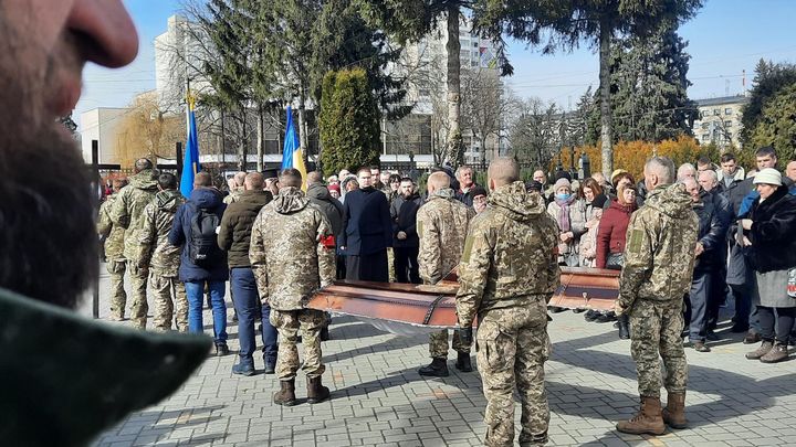 Les obsèques d'Ivan et Vadim, soldats tués lors de bombardements, à Loutsk, dans l'ouest de l'Ukraine, le 12 mars 2022.&nbsp; (SANDRINE ETOA-ANDEGUE / RADIO FRANCE)