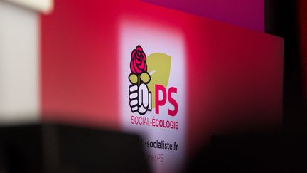 Le logo du Parti socialiste, le 7 avril 2018, à Aubervilliers (Seine-Saint-Denis). (RICCARDO MILANI / HANS LUCAS / AFP)