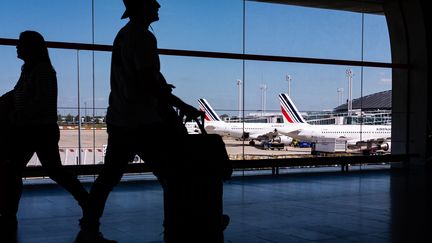 Des passagers de l'aéroport Roissy-Charles de Gaulle. Photo d'illustrations. (CHRISTOPHE MORIN / MAXPPP)