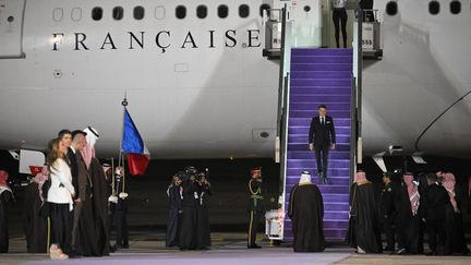 Emmanuel Macron arrive en Arabie saoudite pour une visite officielle, le 2 décembre 2024. (ELIOT BLONDET / POOL / AFP)