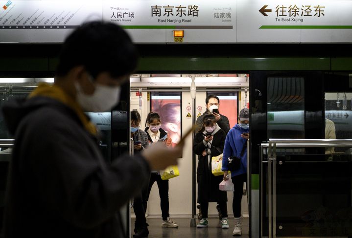 Des Chinois portant des masques dans le métro à Shanghai (Chine), le 25 février 2020. (NOEL CELIS / AFP)