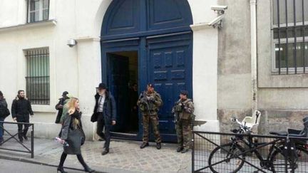 &nbsp; (Des militaires devant un établissement juif © Radio France/Mathilde Lemaire)